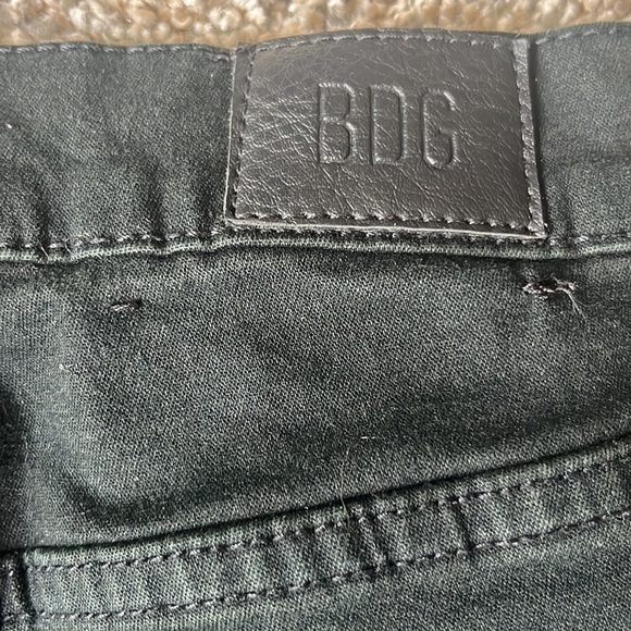 EUC URBAN OUTFITTERS BDG TWIG HIGH RISW CROPPED BLACK JEANS, size 27 - Picture 5 of 6